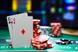 Dealer profesional spbu 777 mengoperasikan roda Live Roulette dengan kamera multi-sudut